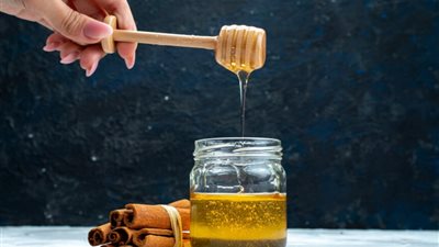 بيومه العالمي.. 5 فوائد للعسل لبشرة صافية وشعر كالحرير 