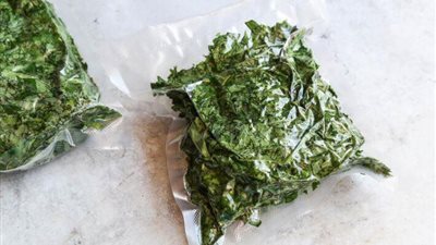 لمدة تصل لعام كامل .. طريقتين لتخزين الملوخية في الفريرز بشكل صحيح 