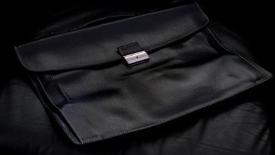 حلمت أني أرى شنطة سوداء في المنام.. ما تفسير ذلك؟