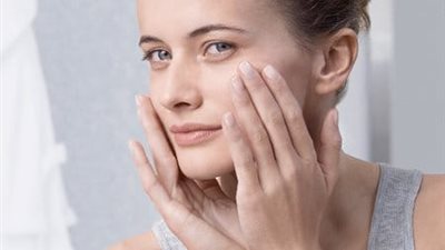 طرق طبيعية للتخلص من البقع الداكنة في البشرة