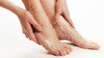 لمنع التقشف في الشتاء.. 4 خطوات لتحصلي على قدم ناعمة كالأطفال 