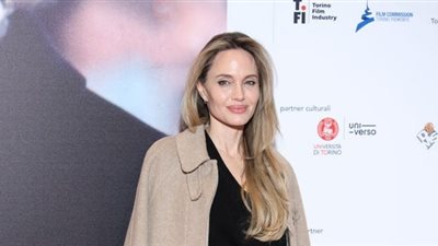 لإطلالة شتاء أنيقة بشكل بسيط.. استوحي إطلالتك من أنجلينا جولي بمظهرها الأخير (صور)