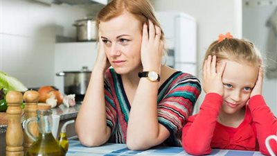 جبروت أم: «زوجتي تعاقب ابني 3 سنين بالخصام أيام».. ماذا أفعل معها؟ 