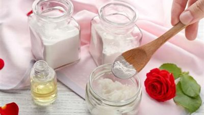 بأقل مكونات.. حضري مزيل عرق طبيعي وأمان على البشرة في البيت