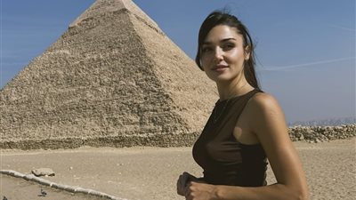 من أمام الأهرامات .. هاندا آرتشيل توثق زيارتها لمصر بصور مميزة (صور)