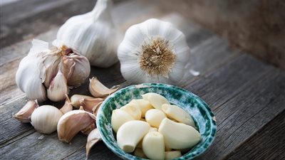 خلال ثواني.. 3 طرق سحرية لتقشير الثوم 