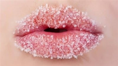 للحصول على شفايف بدون جفاف.. 5 خطوات لتحضير وصفة السكر لشفاه بدون تقشف 