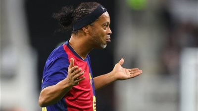 فوز برشلونة على ريال مدريد بمباراة كلاسيكو الأساطير.. ورونالدينيو نجم اللقاء 