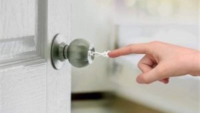 تشعر بلسعة كهربائية عند لمس الأشخاص؟.. الأسباب وطرق الوقاية