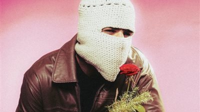 جامعي ومثقف.. المهن الموسيقية تكشف هوية الفنان المقنع 