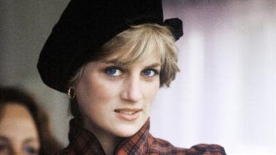 بنات شقيقة الأميرة ديانا يعيدان إطلالة انتقامها من الملك تشارلز السوداء (صور) 