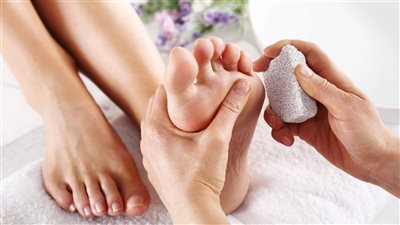 6 طرق آمنة تساعدك في علاج شقوق الجلد