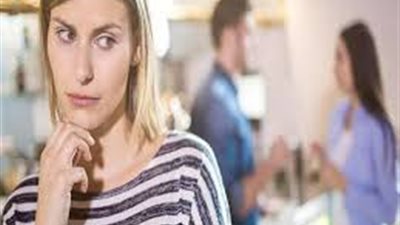 زوجي يرفض معاشرتي في وجود أخته.. ماذا أفعل؟