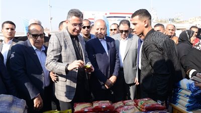 بالصور.. وزير التموين ومحافظ القاهرة يفتتحان سوق اليوم الواحد بالأميرية