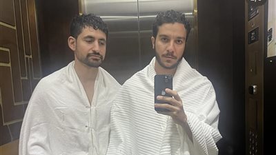 نور النبوي يؤدي مناسك العمرة رفقة أمير المصري ومحمد فراج (صور)