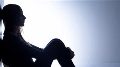 عمري 21 عامًا ووالدتي تعايرني بعدم الزواج.. هل أنا عانس؟