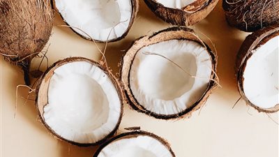 من بينها ترطيب الشفايف.. 3 فوائد تحصلي عليها عند استخدام زيت جوز الهند