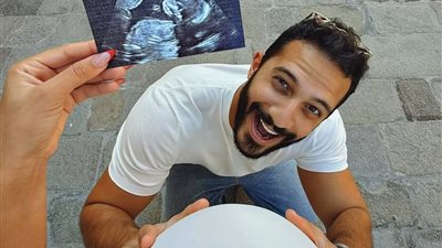 بطريقة مبتكرة .. الإعلامية لينا الطهطاوي تفاجئ الجمهور بحملها من البلوجر محمد فراج (صور)  