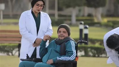 محمد هنيدي يظهر على كرسي متحرك والجمهور يتساءل عن السبب