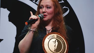 يوليا أوج | كاتبة روسية فازت بجائزة التلفزيون الصناعي