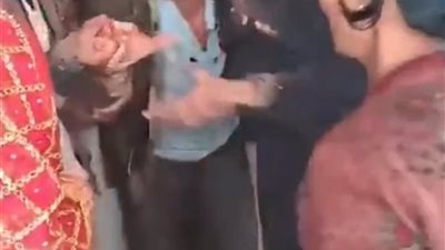 عريس يابوي.. عروس تختطف مدرس للزواج به قسرًا (فيديو) 