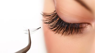 مخاطر عديدة لارتداء الرموش الصناعية