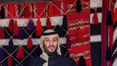 حذاء الأمير محمد بن سلمان يشعل مواقع التواصل الاجتماعي.. ورواد التواصل يقتحمون أمازون