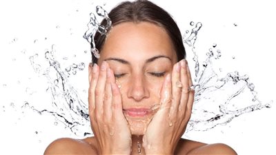 الأضرار التي تصيب البشرة عند الإفراط في غسل الوجة