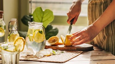 لنزلات البرد.. 7 فوائد صحية لمشروب الماء بالعسل والليمون 