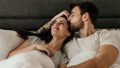 زوجة في دهشة: «زوجي حنون إلى أقصى درجة وأنا أفضل الخناق».. كيف أتعامل معه؟ 