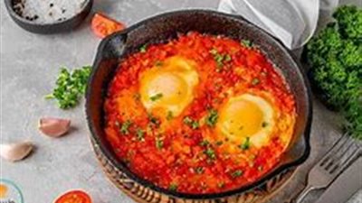 طريقة عمل البيض بالطماطم بخطوات سهلة