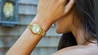 من البراقة إلى الرياضية.. أفضل 5 أنواع من الساعات الأنثوية الأنيقة لموضة 2025(صور)