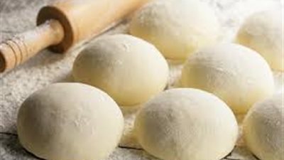 طريقة عمل عجينة البيتزا في المنزل بسهولة