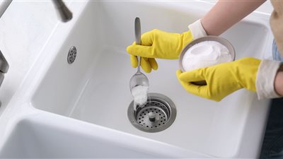 «خليكي عملية».. 3 خطوات بسيطة لتسليك حوض المطبخ