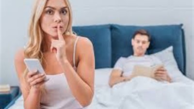 تفعل أمر مريب.. كيف أتأكد من خيانة زوجتي؟
