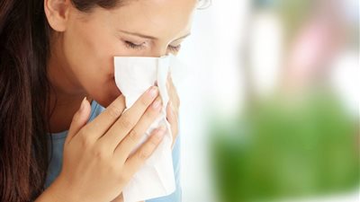 الصحة تكشف 3 عادات بسيطة تحميك من الإصابة بنزلات البرد