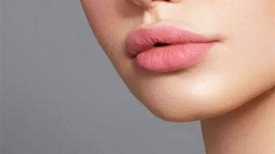 النيود والأرجواني الأبرز.. 4 ألوان أحمر شفاه موضة شتاء 2025