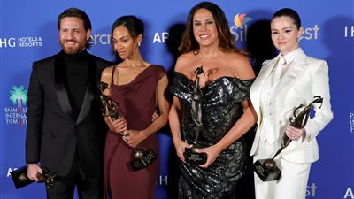 سيلينا جوميز تعيد موضة البدل الرسمية في الاحتفالات السينمائية 2025 (صور)