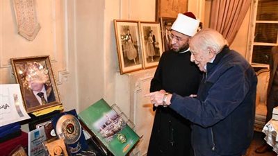 سر زيارة وزير الأوقاف لمنزل رشوان توفيق.. وما العلاقة بين رؤية بالمنام ووالدة الفنان؟ 