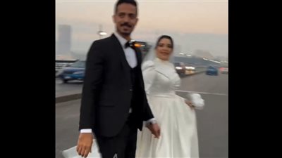 جلسة تصوير عروسين بشوارع القاهرة تخطف أنظار المارة.. وتثير تفاعل السوشيال (فيديو)