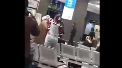 واقعة سيدة إيرانية تنتزع عمامة رجل عنوة تثير الجدل عبر السوشيال ميديا (فيديو) 