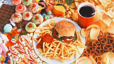 الصحة تحذر من شراء 3 أنواع من الأطعمة الضارة 