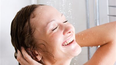 هل استخدام المياه الساخنة يزيد من جفاف الجلد في الشتاء؟.. الصحة تجيب 