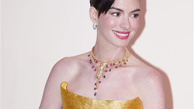 كالسندريلا.. آن هاثاواي تتألق بفستان ساحر في ظهورها الأخير (صور)