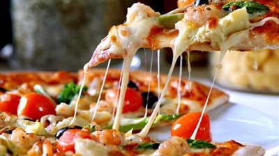 في 5 دقائق .. طريقة تحضير البيتزا بسهولة مثل المطاعم 