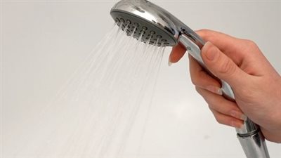 4 خطوات لتنظيف رأس الدش بمكون واحد فقط من مطبخك 