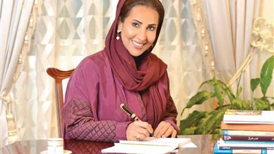بدرية البشر | أول سعودية وعربية تفوز بجائزة أفضل عمود صحفي