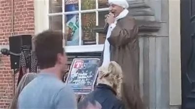 مصريون يقدمون عروضًا مذهلة في شوارع هولندا بـ«الجلابية والطاقية»