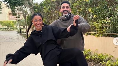 كواليس طريفة من «الكابتن» تجمع بين آية سماحة وأكرم حسني (صور)