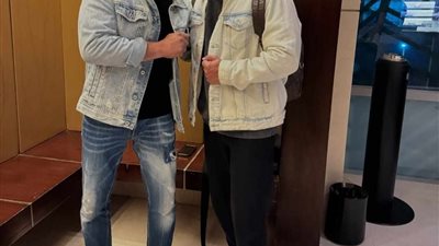 وعدني يديني جايزة.. تفاصيل لقاء عمرو وهبة وأحمد السقا بالمطار